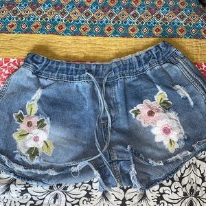 Sadie & Sage, denim distressed shorts